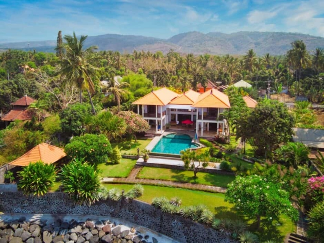 Jual Villa Tepi Pantai Taman Tropis View Laut Bukti Kubutambahan Buleleng